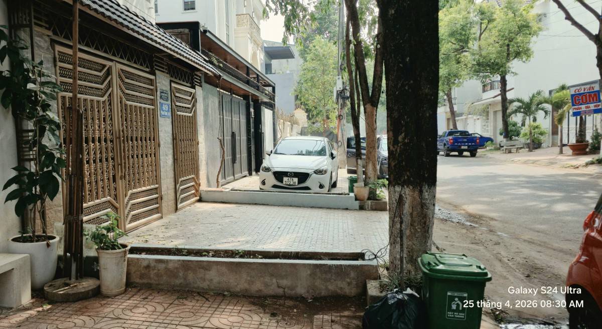 Vỉa hè trước nhà số 49 Phan Đăng Lưu, phường Tân An được chủ nhà xây chắn lối đi bộ làm sân nhà mình.