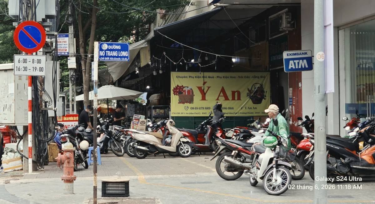 Dù đã có vạch phân làn, nhưng phần vỉa hè ngay góc đường Y Jut và N’Trang Lơng, phường Buôn Ma Thuột vẫn bị chiếm dụng, không còn lối cho người đi bộ.