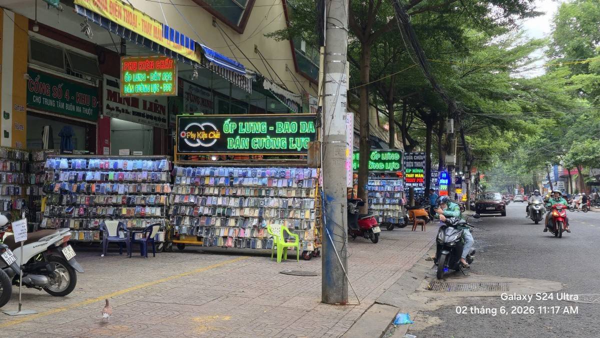 Nhiều vị trí trên vỉa hè đường Y Jut, phường Buôn Ma Thuột vẫn bị sử dụng để kinh doanh, chỉ chừa phần sát lòng đường cho người đi bộ.