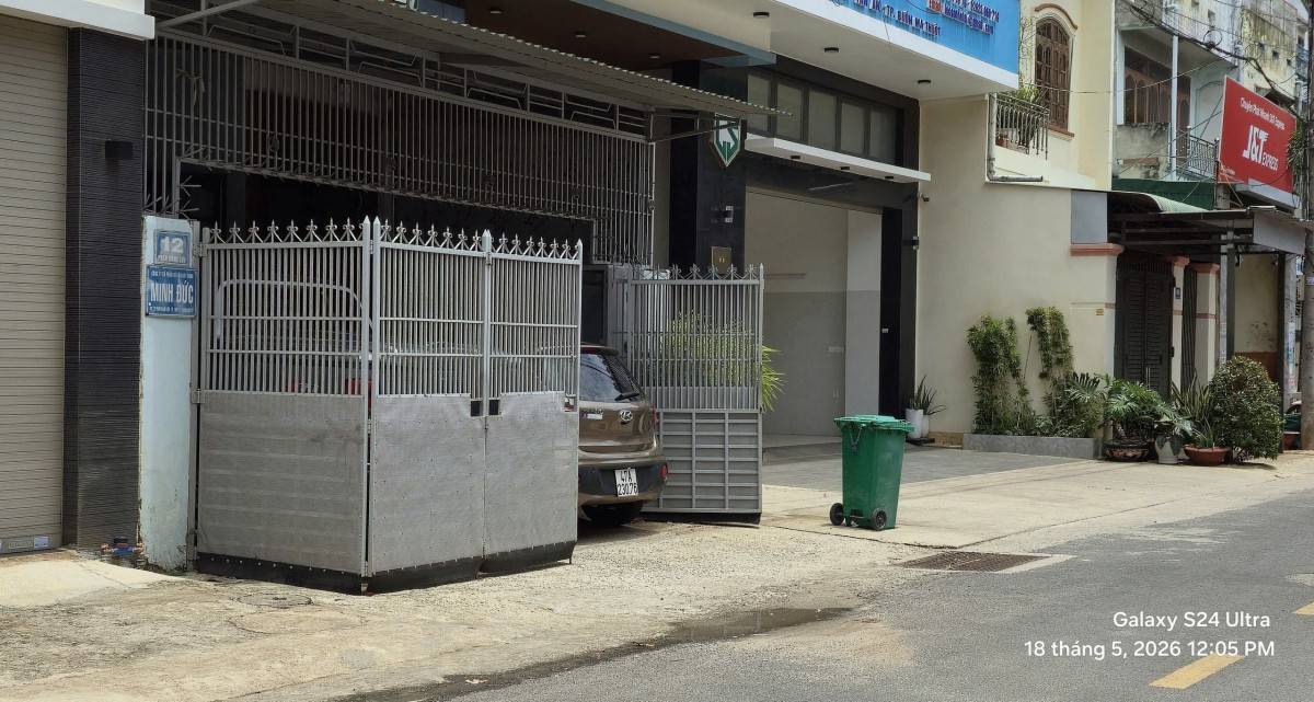 Vỉa hè dành tuyệt đối cho người đi bộ nhưng chủ nhà số 12, đường Phan Đăng Lưu, phường Tân An chiếm dụng làm chỗ để xe ô tô.  