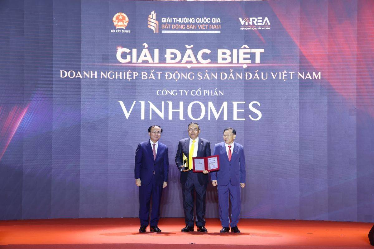 Ông Phạm Thiếu Hoa - Chủ tịch Hội đồng Quản trị Công ty Cổ phần Vinhomes nhận giải đặc biệt - Doanh nghiệp bất động sản dẫn đầu Việt Nam