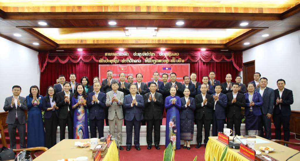 Đoàn công tác của tỉnh Quảng Ninh chụp ảnh lưu niệm với lãnh đạo tỉnh Luông Pha Băng. 