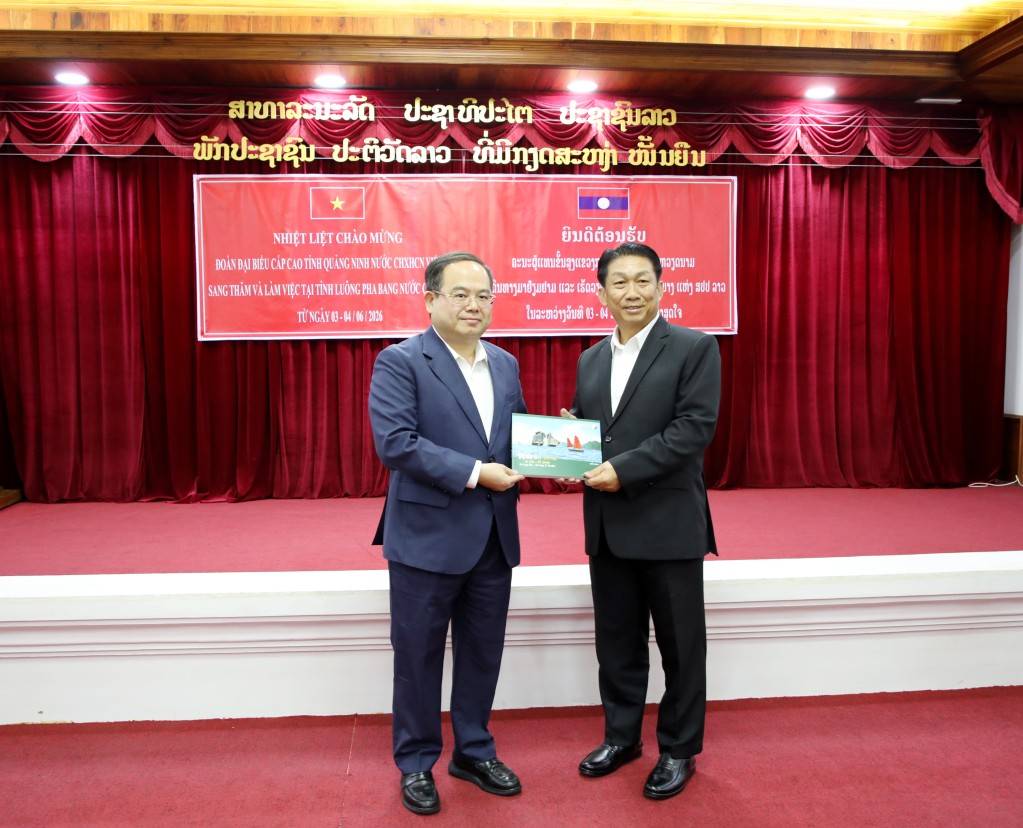 Đồng chí Bí thư Tỉnh ủy Quảng Ninh tặng quà lưu niệm cho đồng chí Bí thư Tỉnh ủy Luông Pha Băng.