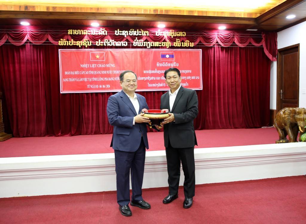 Đồng chí Bí thư Tỉnh ủy Luông Pha Băng tặng quà lưu niệm cho đồng chí Bí thư Tỉnh ủy Quảng Ninh.