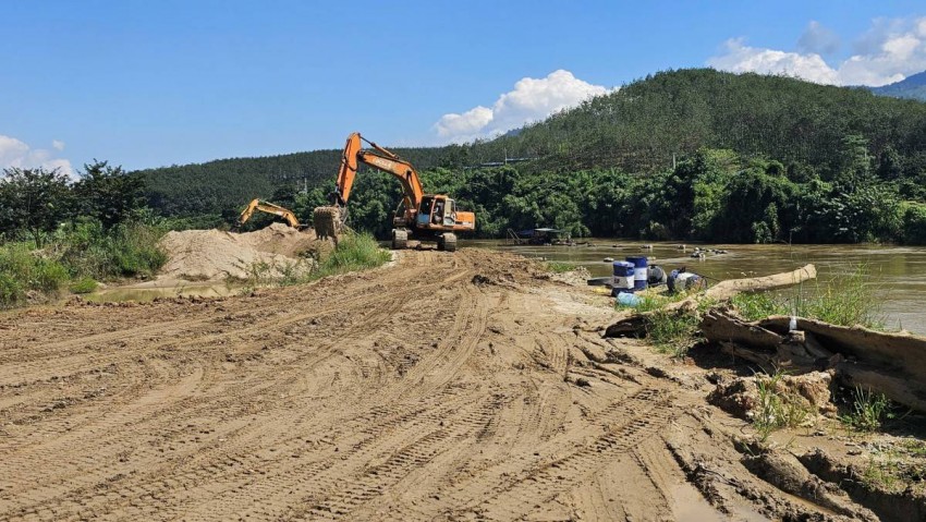 Đặc biệt, UBND cấp xã phải thường xuyên kiểm tra, phát hiện và xử lý kịp thời các vi phạm như khai thác trái phép, gây ô nhiễm môi trường hoặc không thực hiện nghĩa vụ thuế. Trường hợp để xảy ra vi phạm kéo dài, người đứng đầu địa phương sẽ phải chịu trách nhiệm trực tiếp trước UBND tỉnh.
