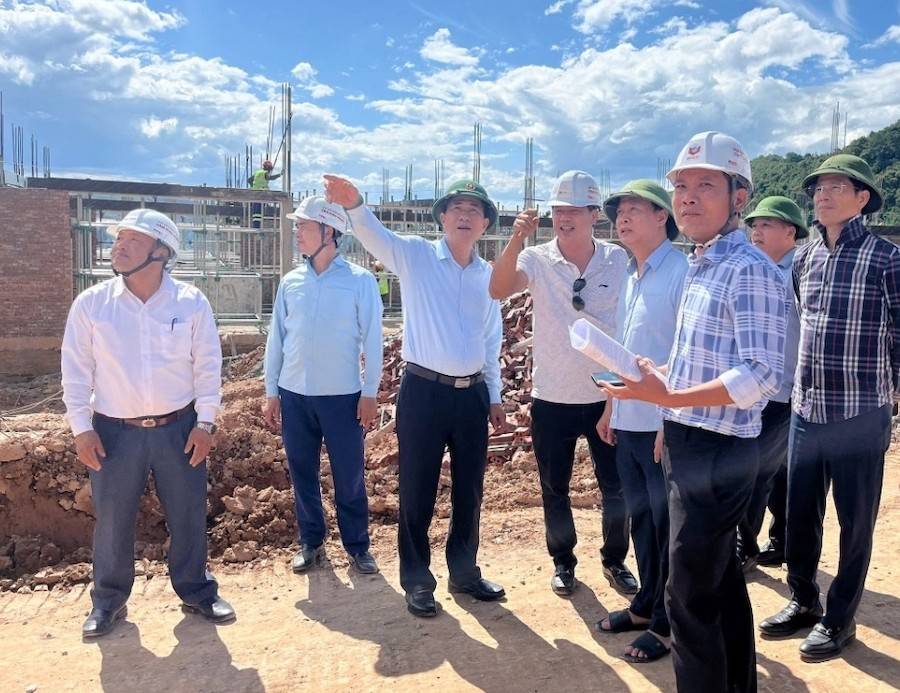 Ông Thái Văn Thành - Phó Chủ tịch UBND tỉnh Nghệ An kiểm tra tiến độ thi công Trường phổ thông nội trú liên cấp tại Keng Đu và Bắc Lý