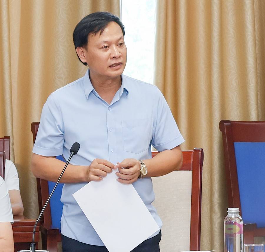 Ông Vương Đình Nhuận - Giám đốc Ban Quản lý dự án đầu tư xây dựng công trình dân dụng và công nghiệp tỉnh Nghệ An báo cáo tại buổi làm việc