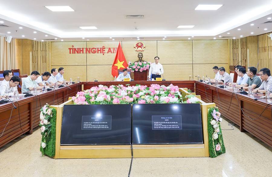 Chủ tịch UBND tỉnh Nghệ An Võ Trọng Hải chủ trì buổi làm việc để rà soát, đôn đốc triển khai thực hiện xây dựng các Trường phổ thông nội trú liên cấp Tiểu học và THCS tại các xã biên giới đất liền trên địa bàn tỉnh.