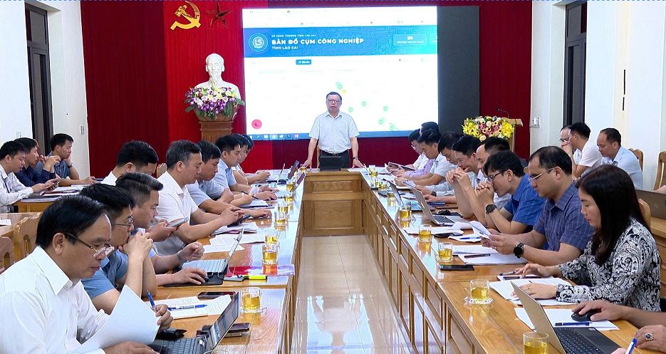 Hoàng Chí Hiền - Tỉnh ủy viên, Giám đốc Sở Công thương tỉnh Lào Cai chủ trì buổi làm việc với các xã, phường để tháo gỡ khó khăn vướng mắc trong phát triển các cụm công nghiệp nhằm thu hút các nhà đầu tư vào địa bàn.