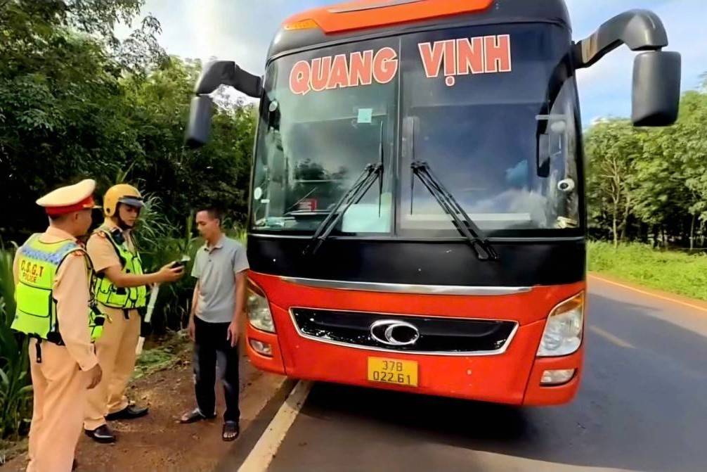 Đắk Lắk: Phát hiện tài xế điều khiển xe chở 38 hành khách vi phạm nồng độ cồn
