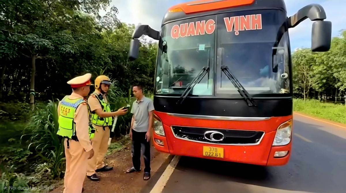  Cán bộ CSGT kiểm tra nồng độ cồn đối với tài xế xe khách 37B-022.61.