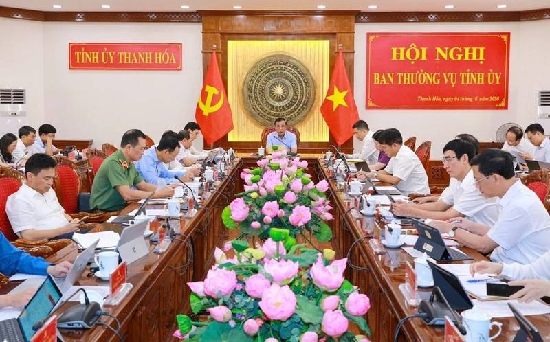 Ông Lê Đức Thái, Ủy viên Trung ương Đảng, Bí thư Tỉnh ủy, Trưởng Đoàn đại biểu Quốc hội tỉnh chủ trì hội nghị. Ảnh: Minh Hiếu