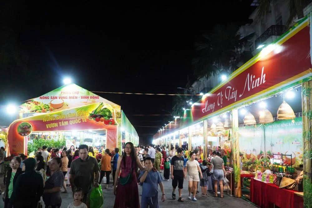 quy tụ hàng trăm sản phẩm nông nghiệp, trái cây, đặc sản OCOP phong phú, đa dạng về chủng loại, màu sắc và hương vị đến từ các địa phương 