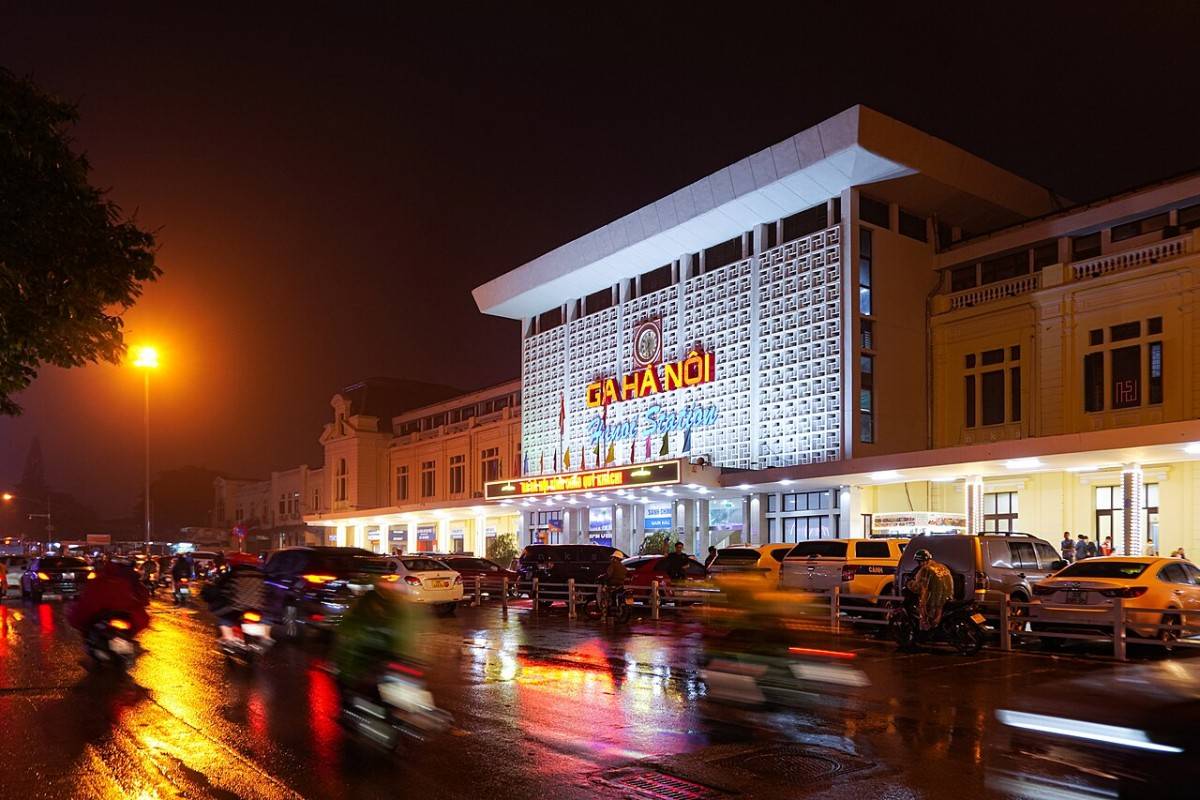 Ga Hà Nội tên cũ là Ga Hàng Cỏ, là một nhà ga xe lửa lớn của Việt Nam nằm trên địa bàn phường Văn Miếu – Quốc Tử Giám.
