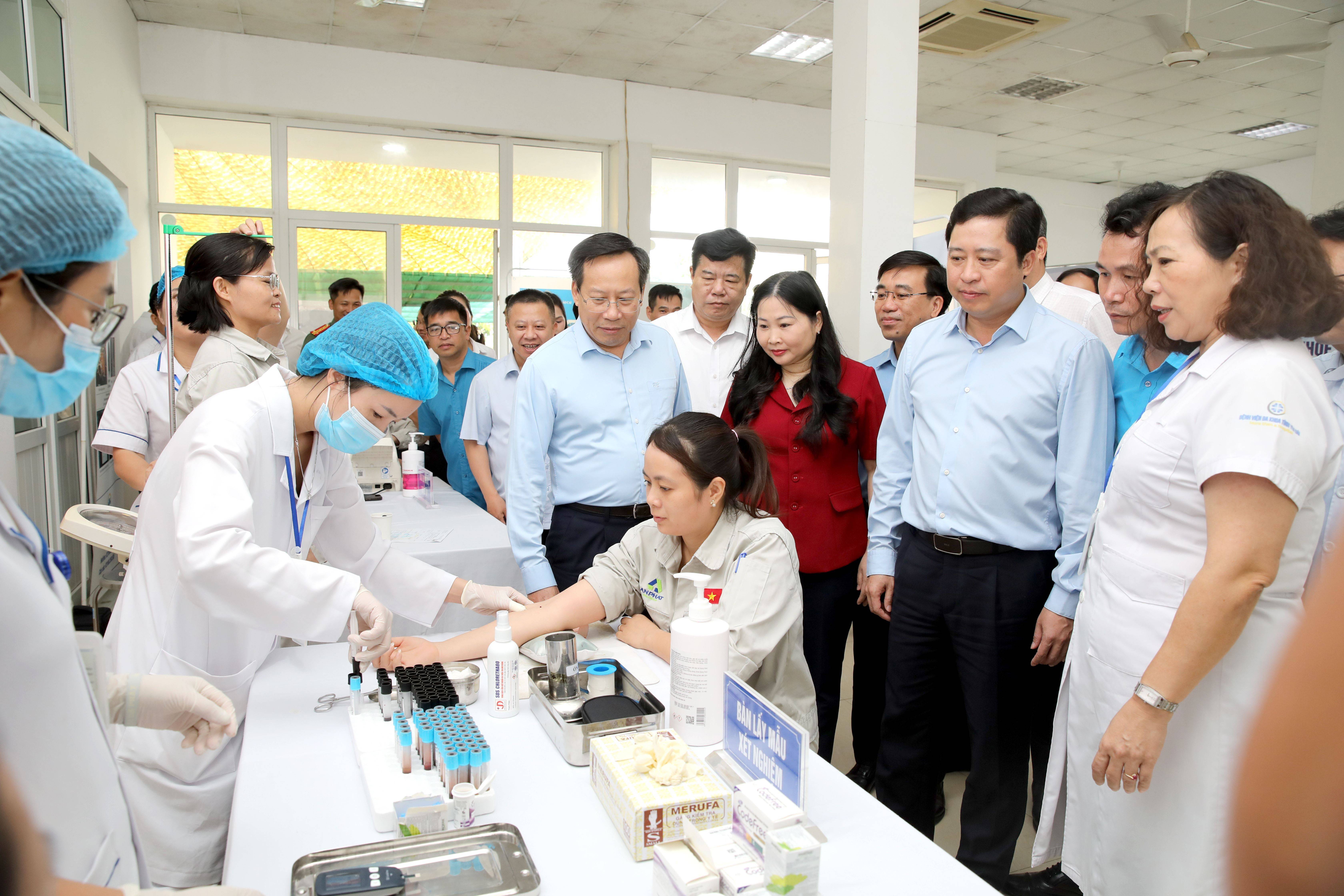 Các đồng chí lãnh đạo tỉnh và Bộ Y tế kiểm tra công tác tổ chức khám sức khỏe định kỳ cho người lao động tại Khu công nghiệp phía Nam
