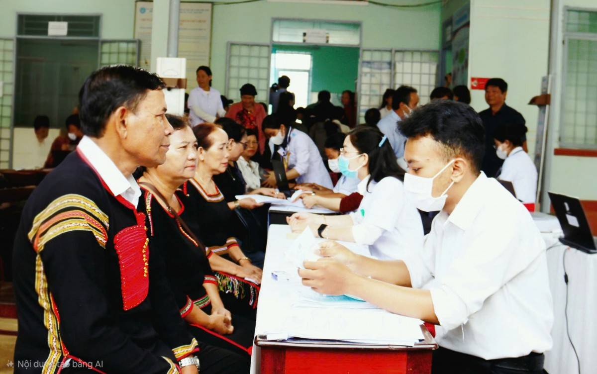 Những người dân của phường Tân An được tư vấn và khám sức khỏe miễn phí (Ảnh: Cổng Thông tin Điện tử tỉnh Đắk Lắk)