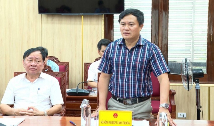 Giám đốc Sở Nông nghiệp và Môi trường Hồ Trọng Phương báo cáo tại cuộc họp