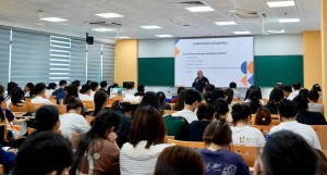 TS. Samuel Feldberg, chuyên gia kinh tế quốc tế và địa chính trị, chia sẻ nhiều góc nhìn sâu sắc với giảng viên và sinh viên UTT về những biến động kinh tế toàn cầu.