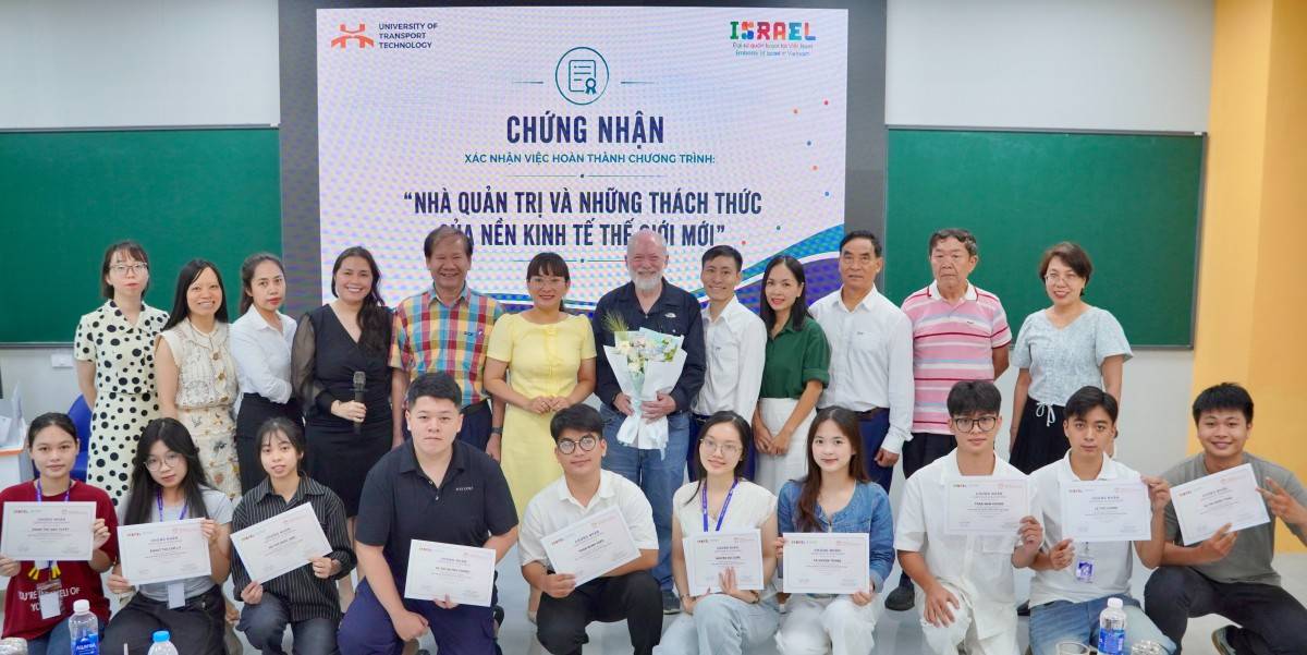 Tiến sĩ Samuel Feldberg cùng đại diện Trường Đại học Công nghệ Giao thông Vận tải thực hiện nghi thức trao chứng nhận hoàn thành chương trình học tập tượng trưng cho các học viên tham dự tọa đàm quốc tế về những thách thức của nền kinh tế thế giới trong bối cảnh hiện nay.