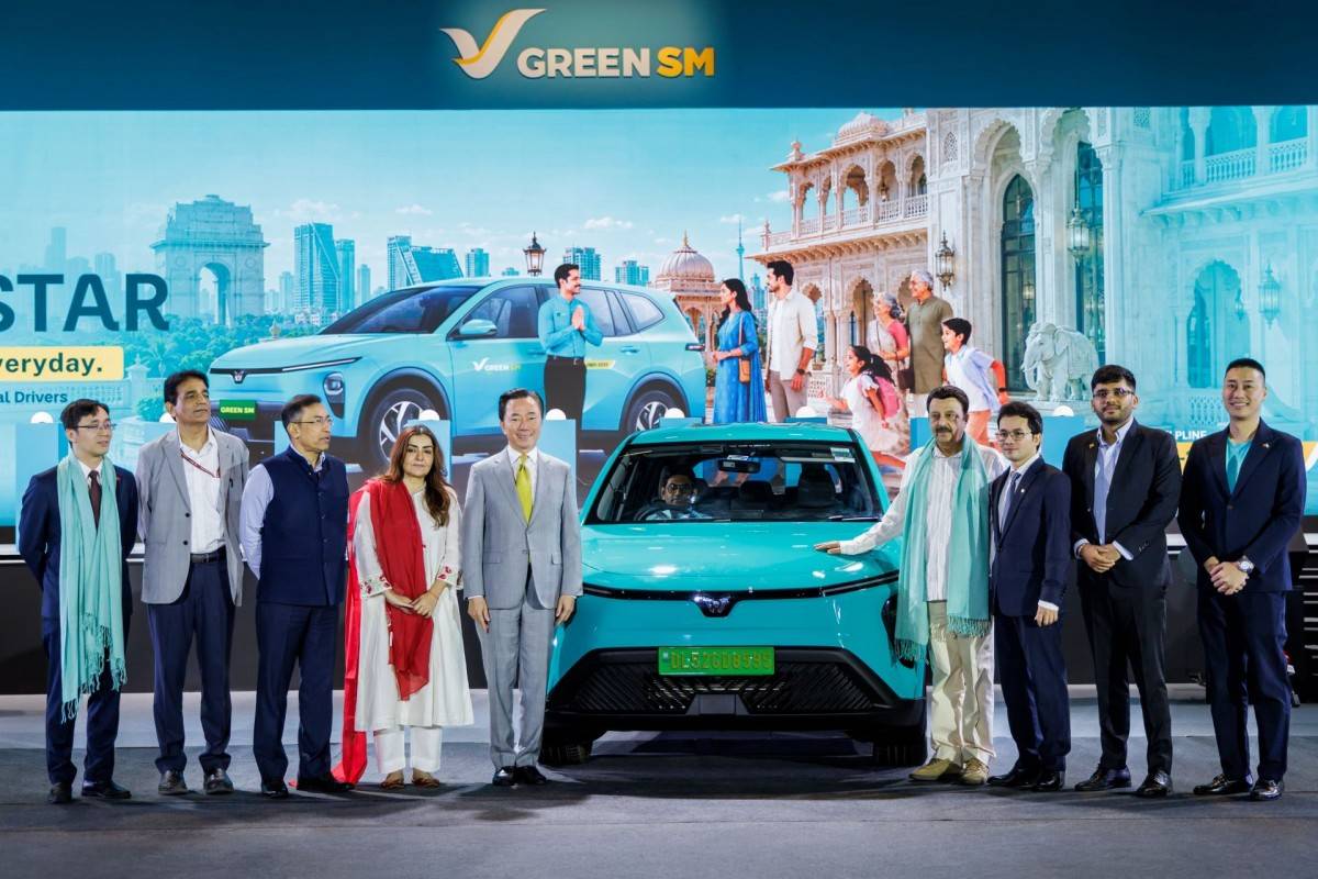 Ông Nguyễn Văn Thanh – Tổng Giám đốc GSM Toàn cầu (thứ 3 từ phải sang), Ông Rao Narbir Singh, Bộ trưởng Bộ Công nghiệp, Môi trường và Thương mại (thứ 4 từ phải sang) cùng đại diện các cơ quan Chính phủ Ấn Độ, Đại sứ quán Việt Nam tại Ấn Độ và các khách mờ
