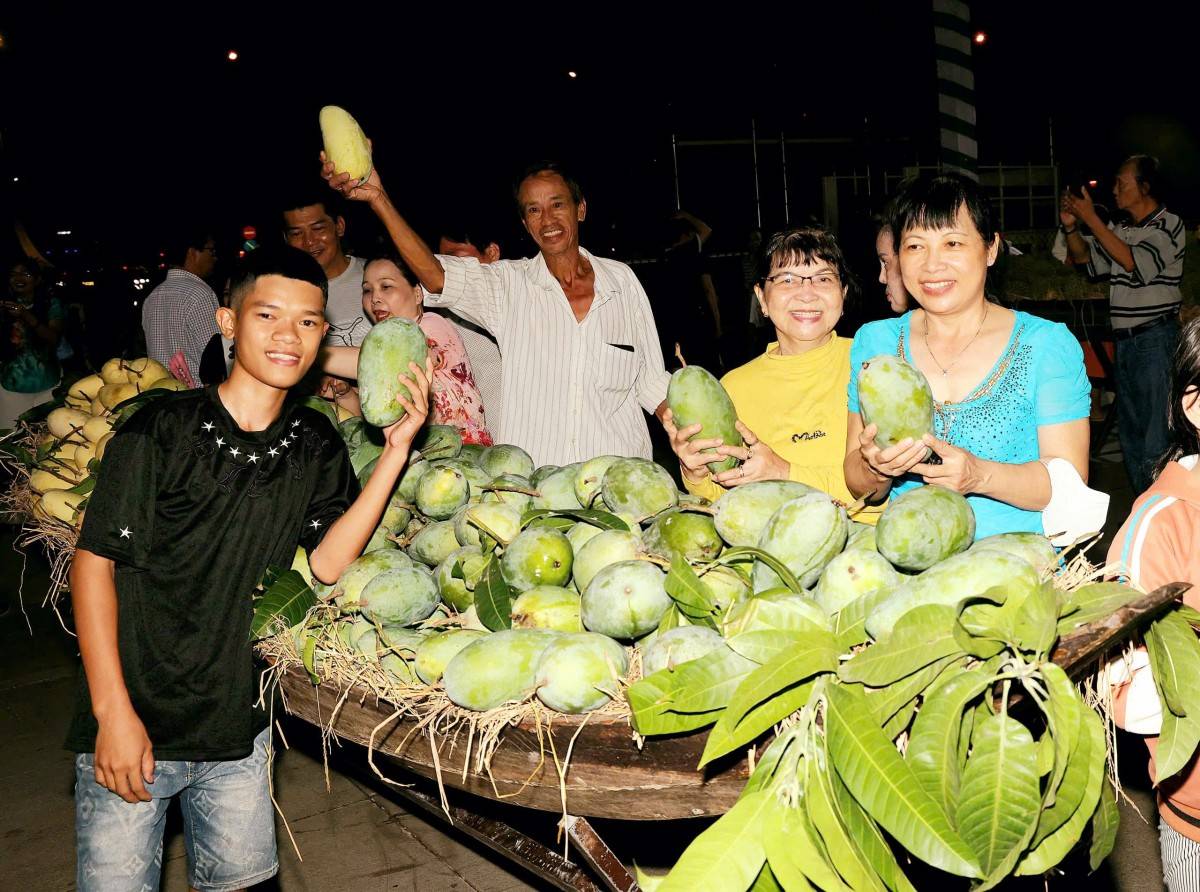 Đông đảo người dân đến tham dự Lễ hội