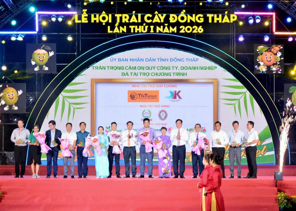 UBND tỉnh Đồng Tháptặng hoa tri ân các đơn vị, doanh nghiệp và nhà tài trợ đã đồng hành, hỗ trợ nguồn lực cho công tác tổ chức