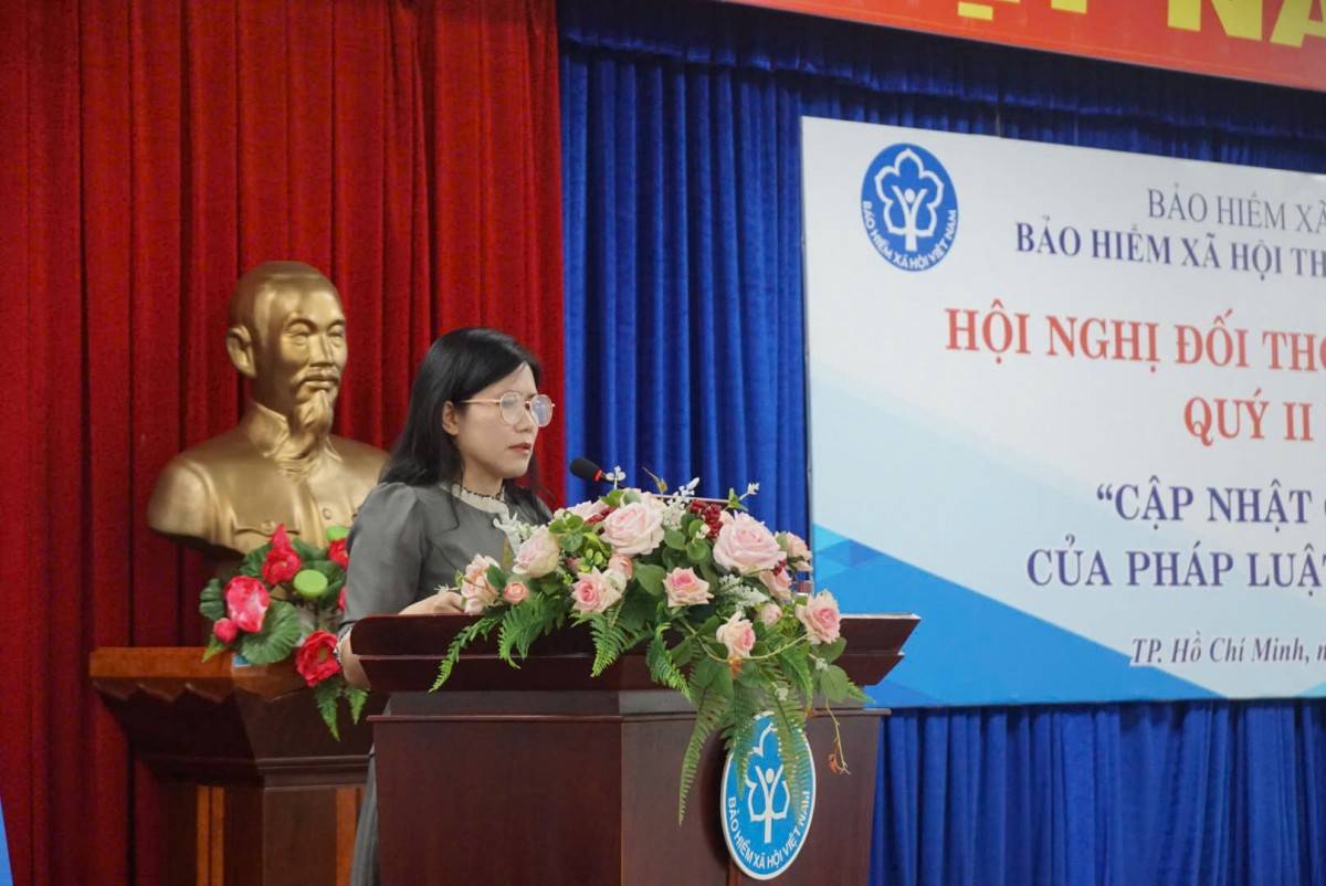 Bà Nguyễn Thị Hồng Hạnh - Trưởng phòng tuyên truyền và hỗ trợ người tham gia BHXH TP. Hồ Chí Minh phổ biến các