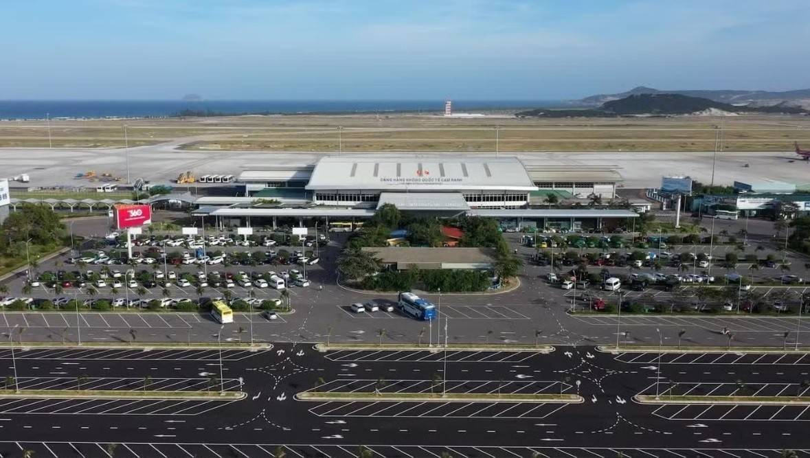 Cam Ranh được định hướng đạt cấp 4E theo tiêu chuẩn ICAO và sân bay quân sự cấp I, đủ năng lực đón các dòng máy bay thân rộng hiện đại như Boeing 747, 777, 787 hay Airbus A350. Công suất thiết kế toàn cảng sẽ được nâng lên 19-20 triệu hành khách cùng 50.000 tấn hàng hóa mỗi năm.