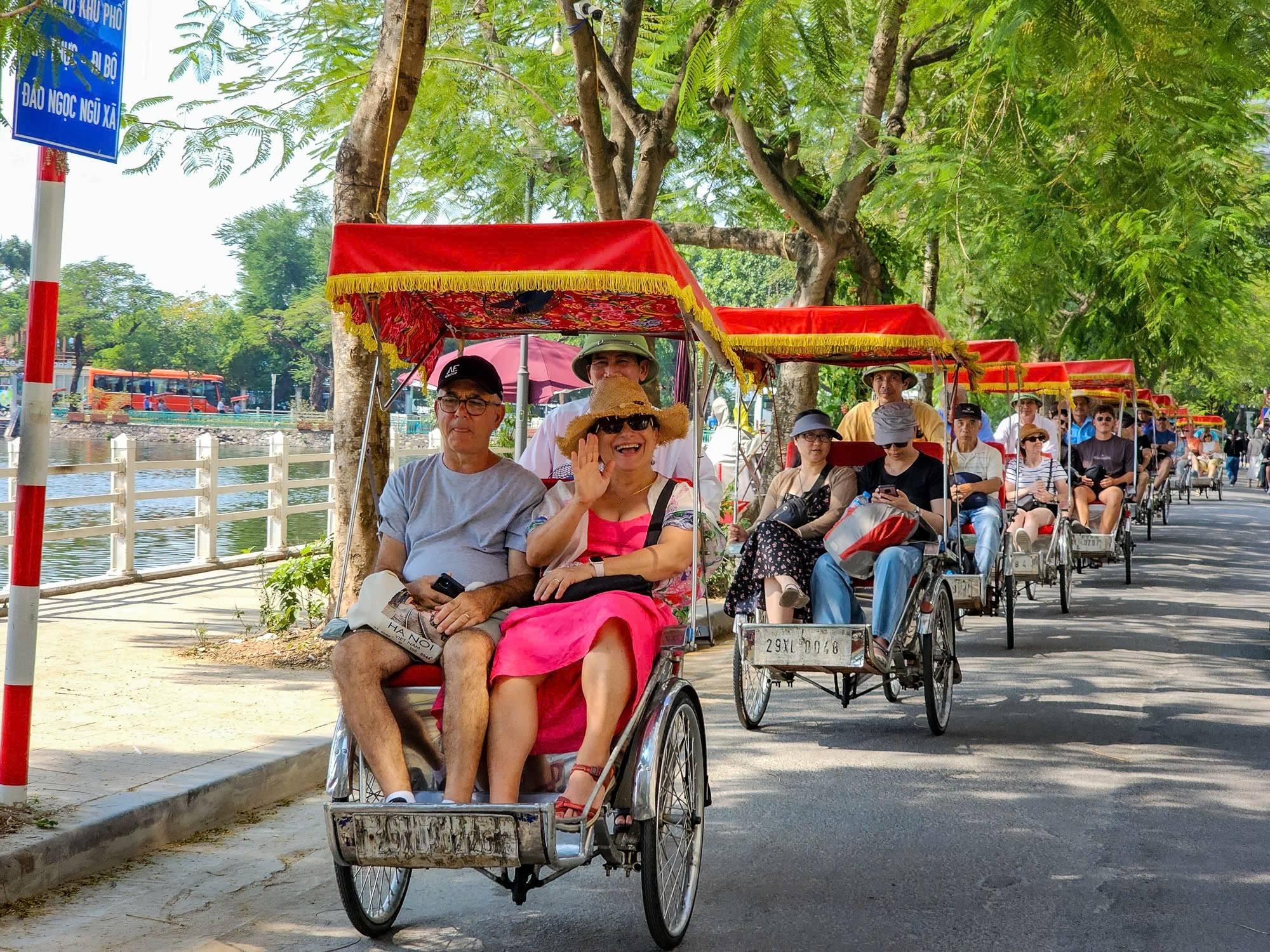 Hà Nội thu hơn 363.000 tỷ đồng ngân sách sau 5 tháng, du lịch bứt tốc với hơn 12 triệu lượt khách