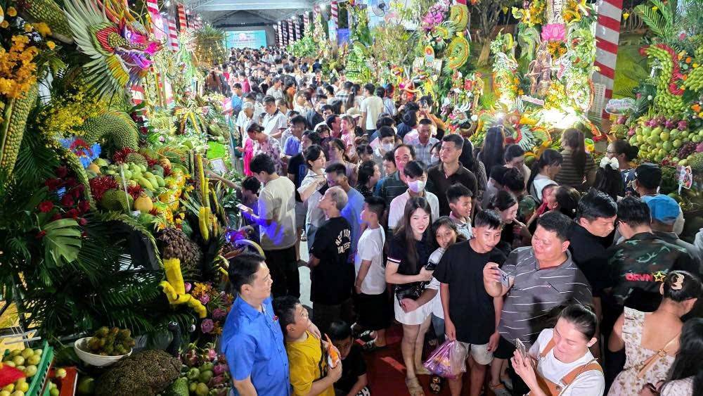 hàng ngàn người dân và du khách tấp nập đổ về Quảng trường Hùng Vương (phường Đạo Thạnh) để tham quan, check-in và trải nghiệm không khí rực rỡ tại Lễ hội Trái cây Đồng Tháp lần thứ I năm 2026, 