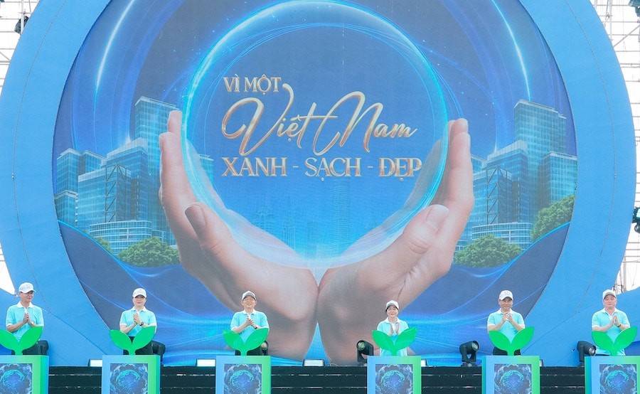 Các đại biểu thực hiện nghi thức phát động phong trào “Toàn dân chung tay bảo vệ môi trường, vì một Việt Nam xanh – sạch – đẹp”