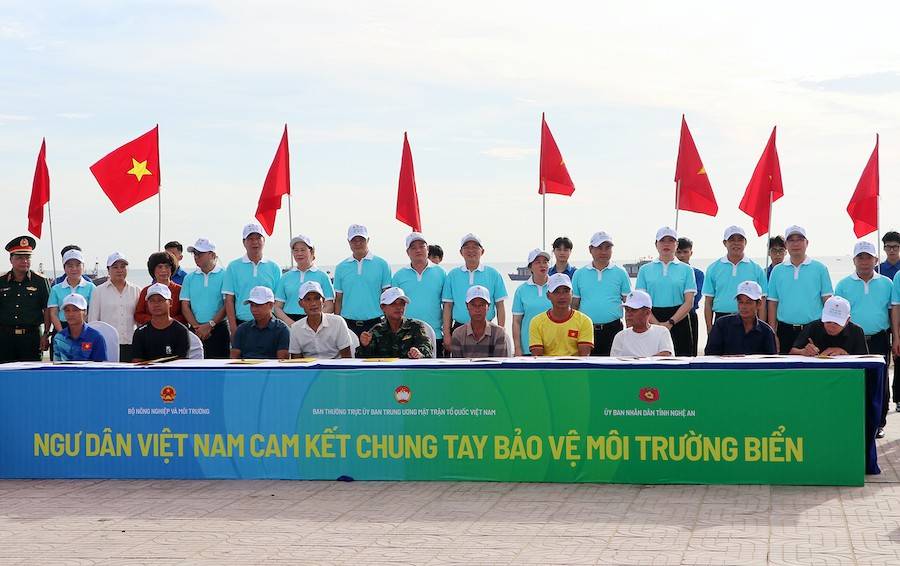 chứng kiến ngư dân ký cam kết bảo vệ môi trường
