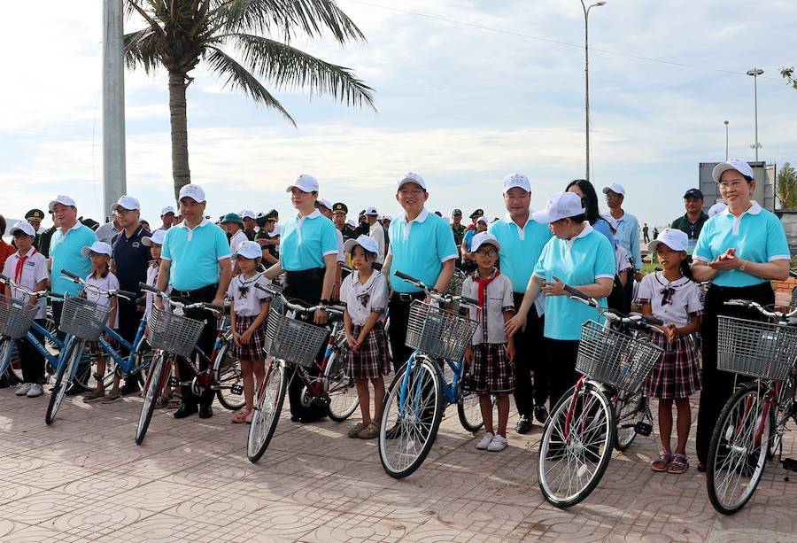 trao tặng 25 xe đạp tới con em của các ngư dân là những học sinh nghèo vượt khó, có nhiều thành tích trong học tập.