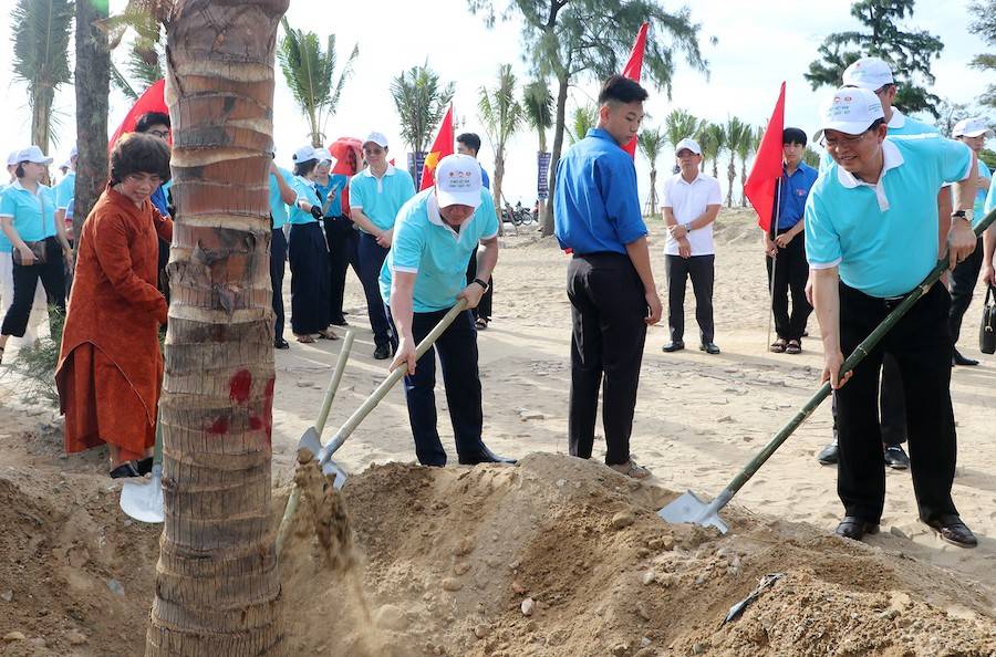 Các đại biểu trồng cây xanh nơi bãi biển Cửa Lò