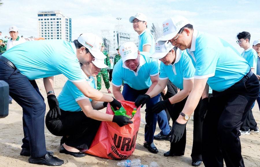 Các đại biểu tham gia vệ sinh môi trường sau lễ phát động
