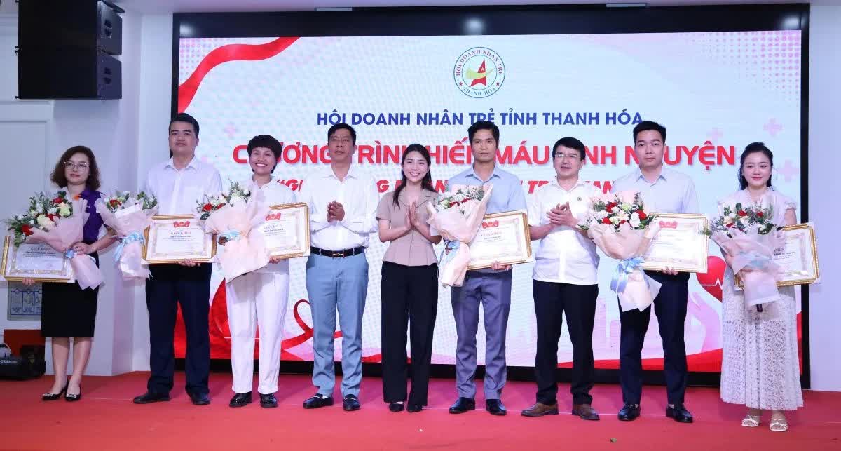 Bí thư Tỉnh đoàn Lê Ngọc Ánh và Chủ tịch Hội Doanh nhân trẻ tỉnh Thanh Hóa Nguyễn Văn Tuấn tặng giấy khen cho các đơn vị có thành tích xuất sắc trong công tác vận động, tham gia hiến máu tình nguyện năm 2026.
