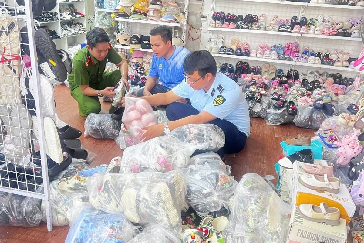 Quảng Trị: Khởi tố 2 chủ cửa hàng giày dép xâm phạm quyền sở hữu công nghiệp