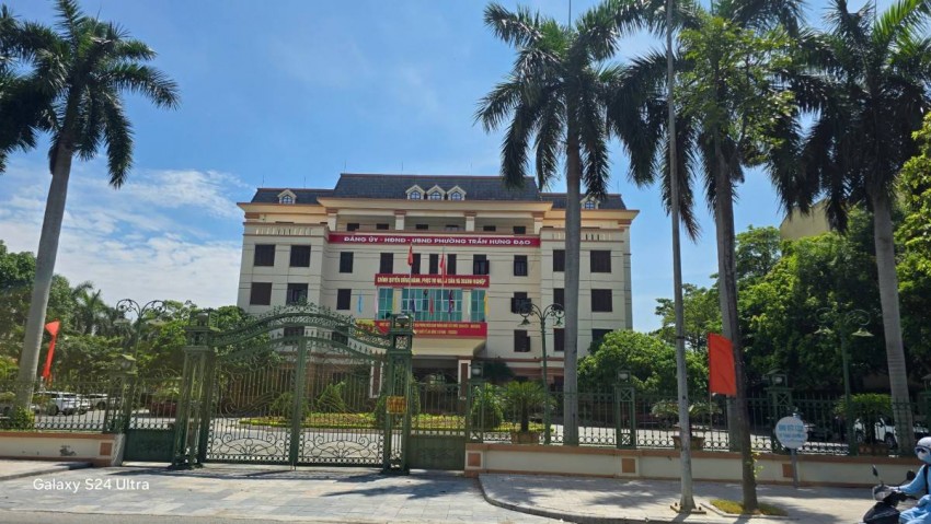 Tòa nhà UBND thành phố cũ chuyển giao làm Trụ sở làm việc của các cơ quan thuộc Đảng Ủy, HĐND và UBND phường Trần Hưng Đạo