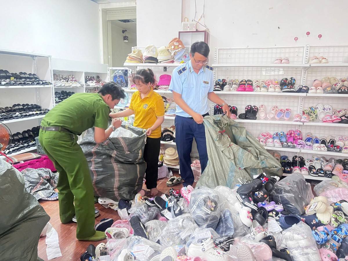 Quảng Trị: Khởi tố 2 chủ cửa hàng giày dép xâm phạm quyền sở hữu công nghiệp