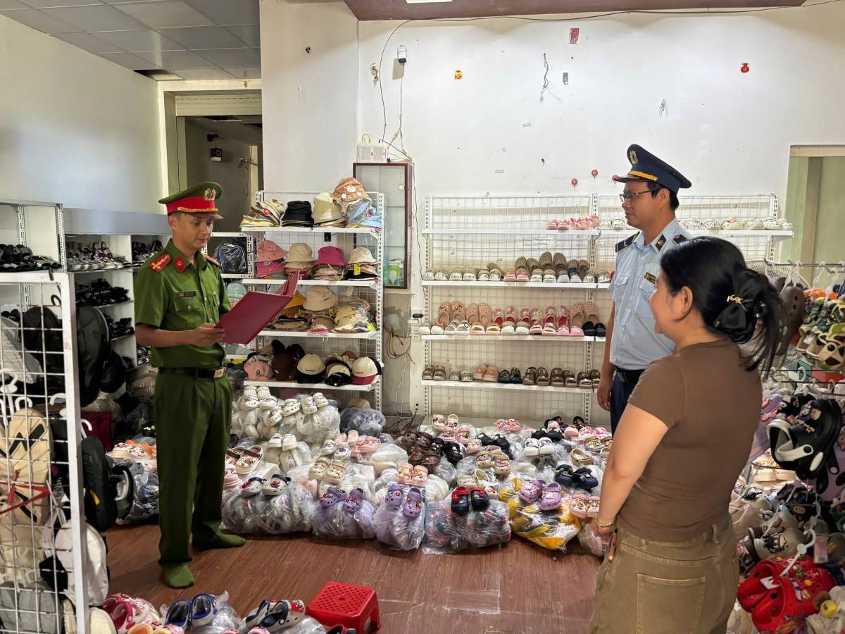 Quảng Trị: Khởi tố 2 chủ cửa hàng giày dép xâm phạm quyền sở hữu công nghiệp