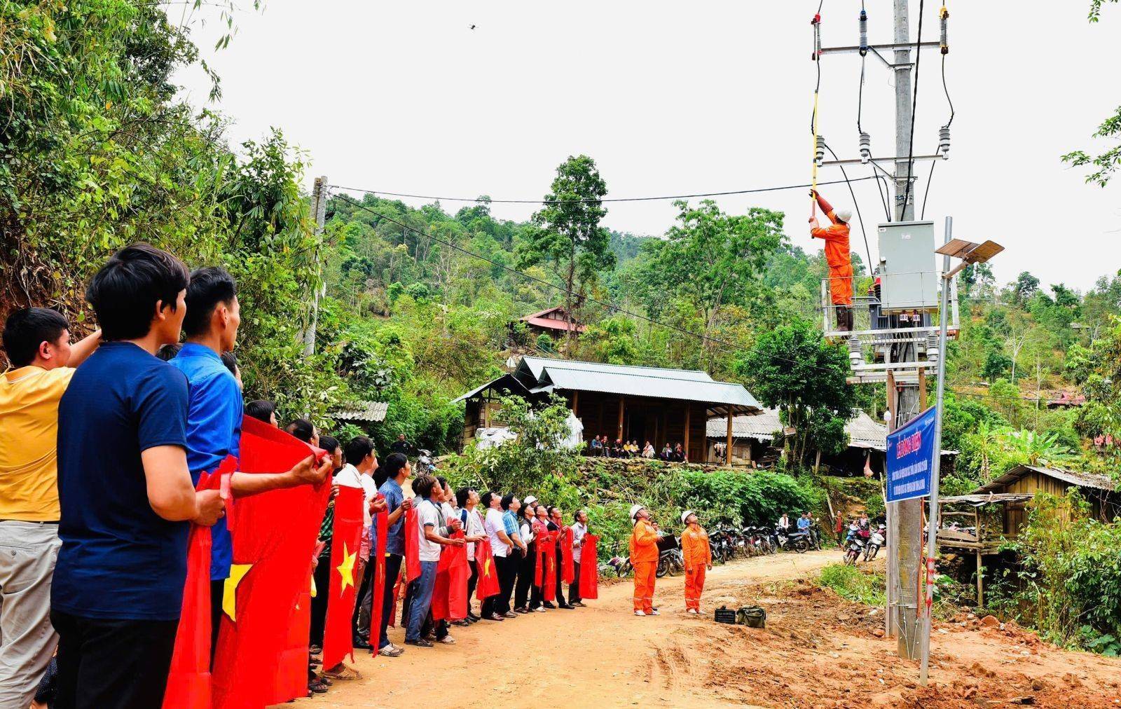 Từ kéo điện đến hỗ trợ sử dụng điện: Cách làm mới của Lai Châu ở vùng sâu, vùng xa