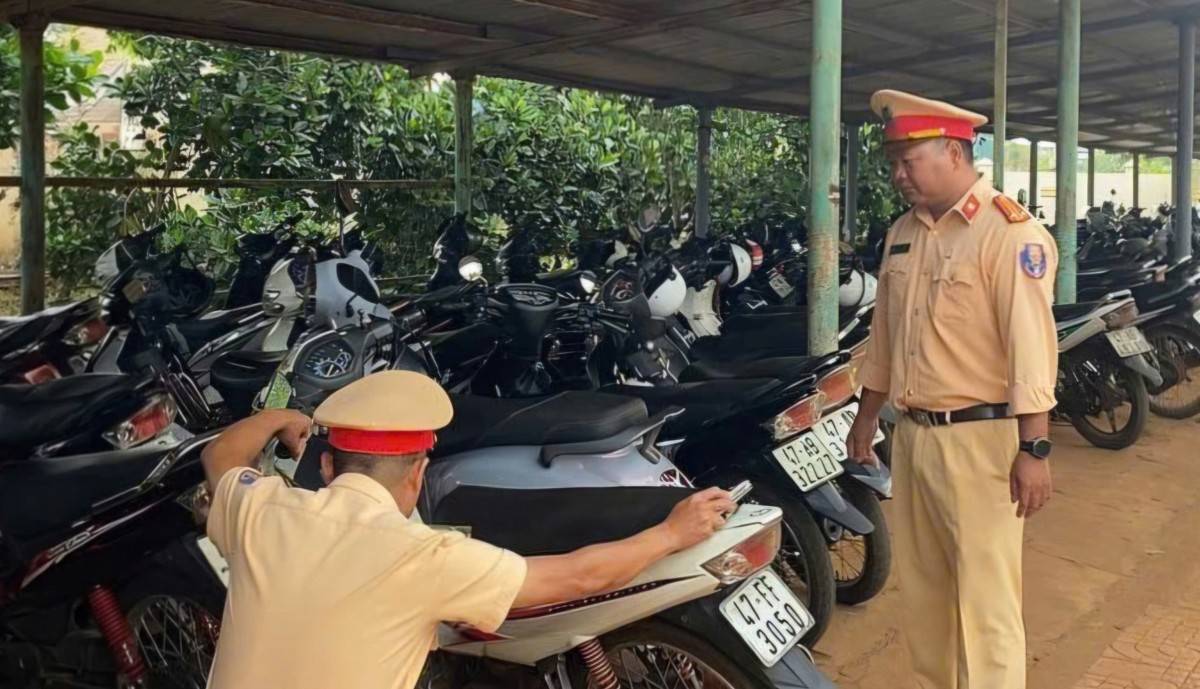  Cán bộ tổ CSGT địa bàn Krông Búk kiểm tra phương tiện của học sinh tại một trường học.
