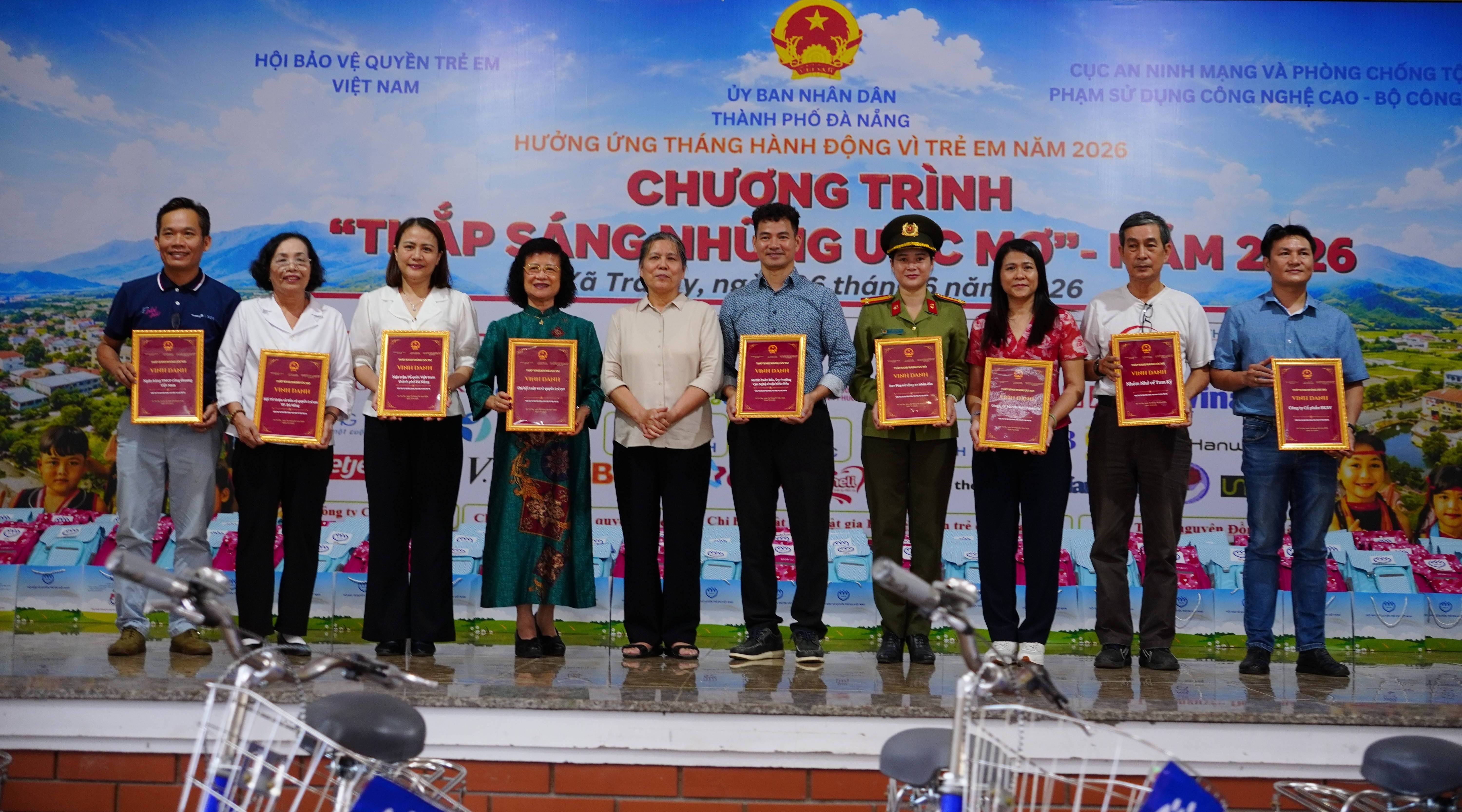 “Thắp sáng những ước mơ” lan tỏa yêu thương, hỗ trợ hàng trăm trẻ em khó khăn tại Trà My, Đà Nẵng