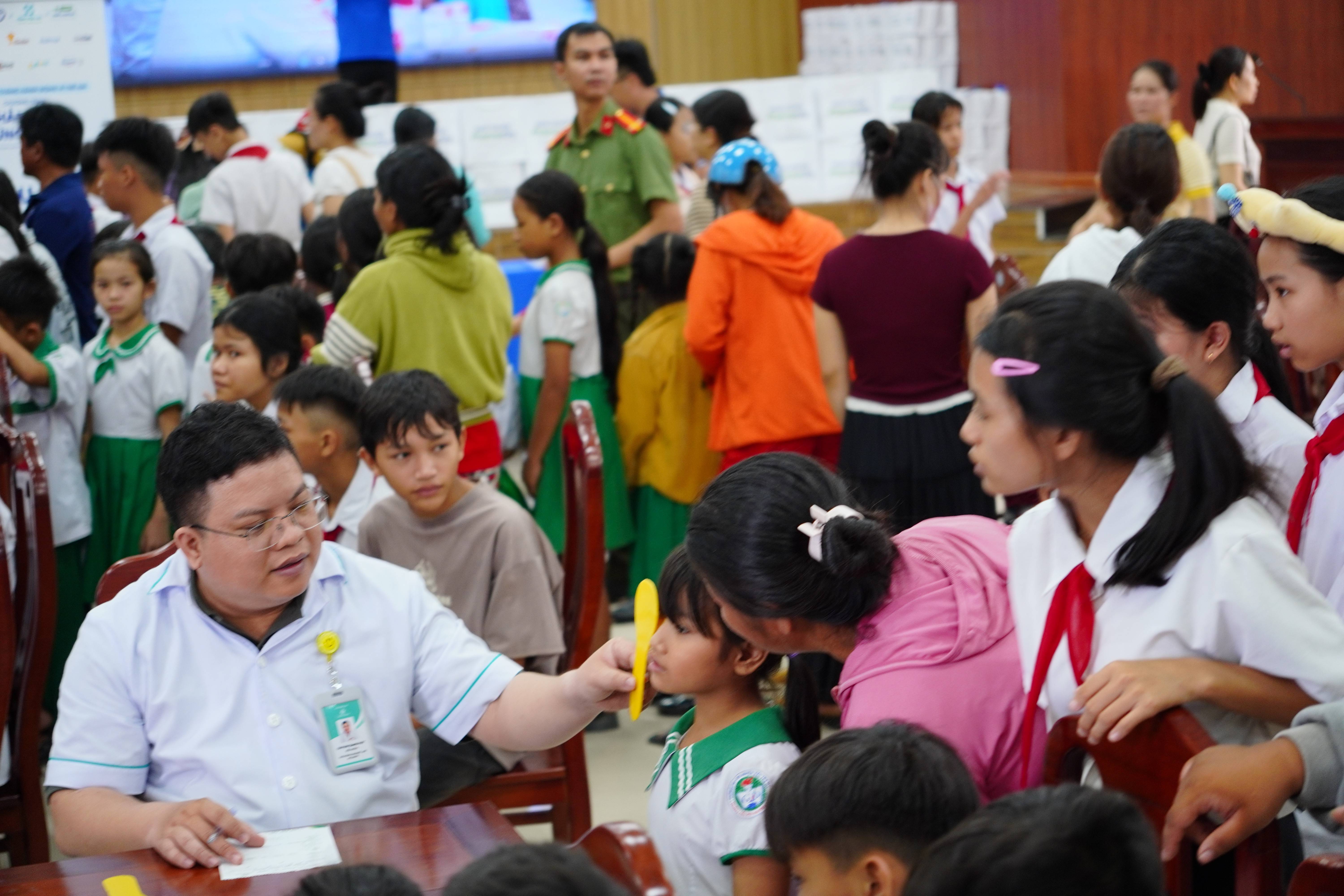 “Thắp sáng những ước mơ” lan tỏa yêu thương, hỗ trợ hàng trăm trẻ em khó khăn tại Trà My, Đà Nẵng