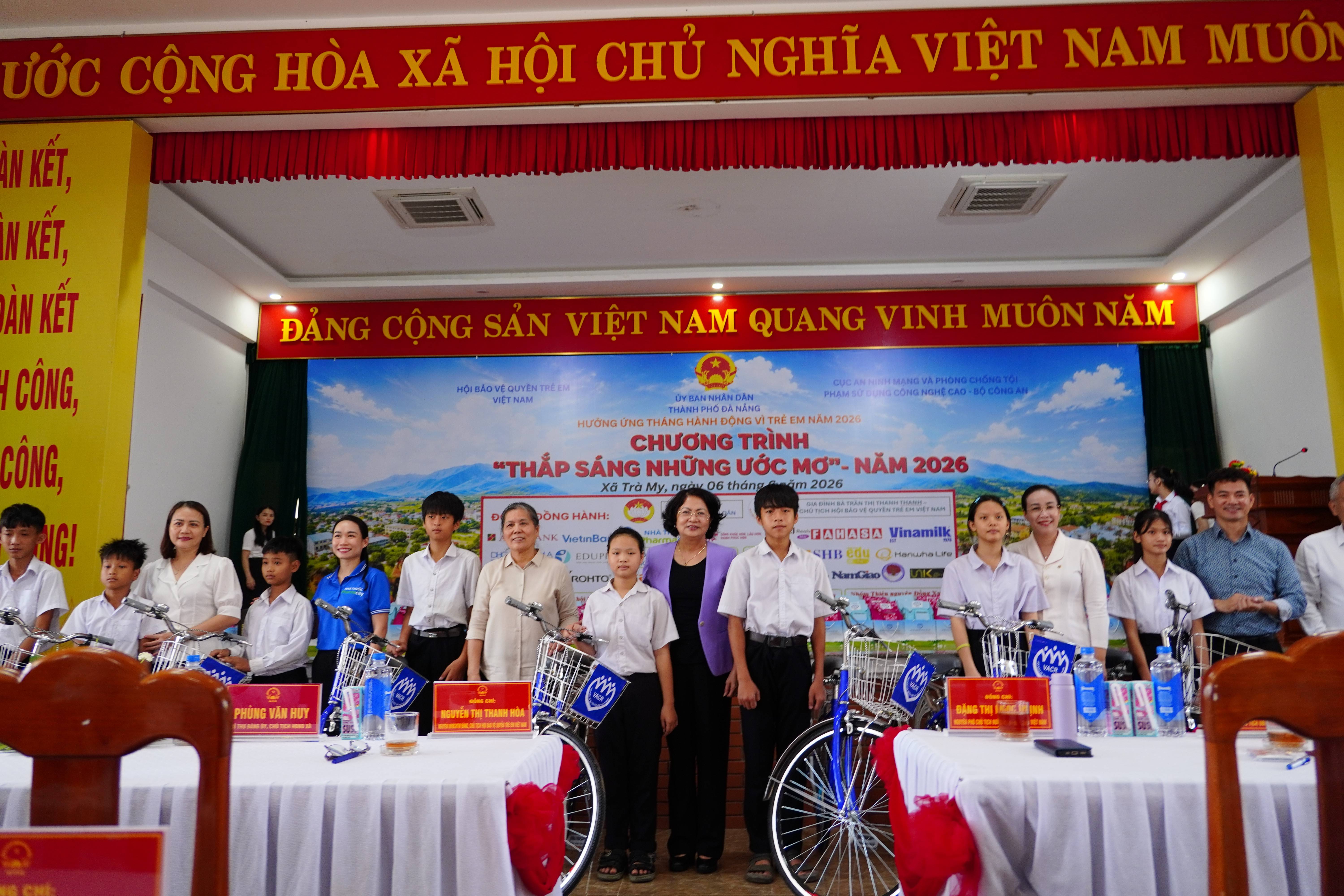 bà Đặng Thị Ngọc Thịnh, nguyên Ủy viên Trung ương Đảng, nguyên Phó Chủ tịch nước.