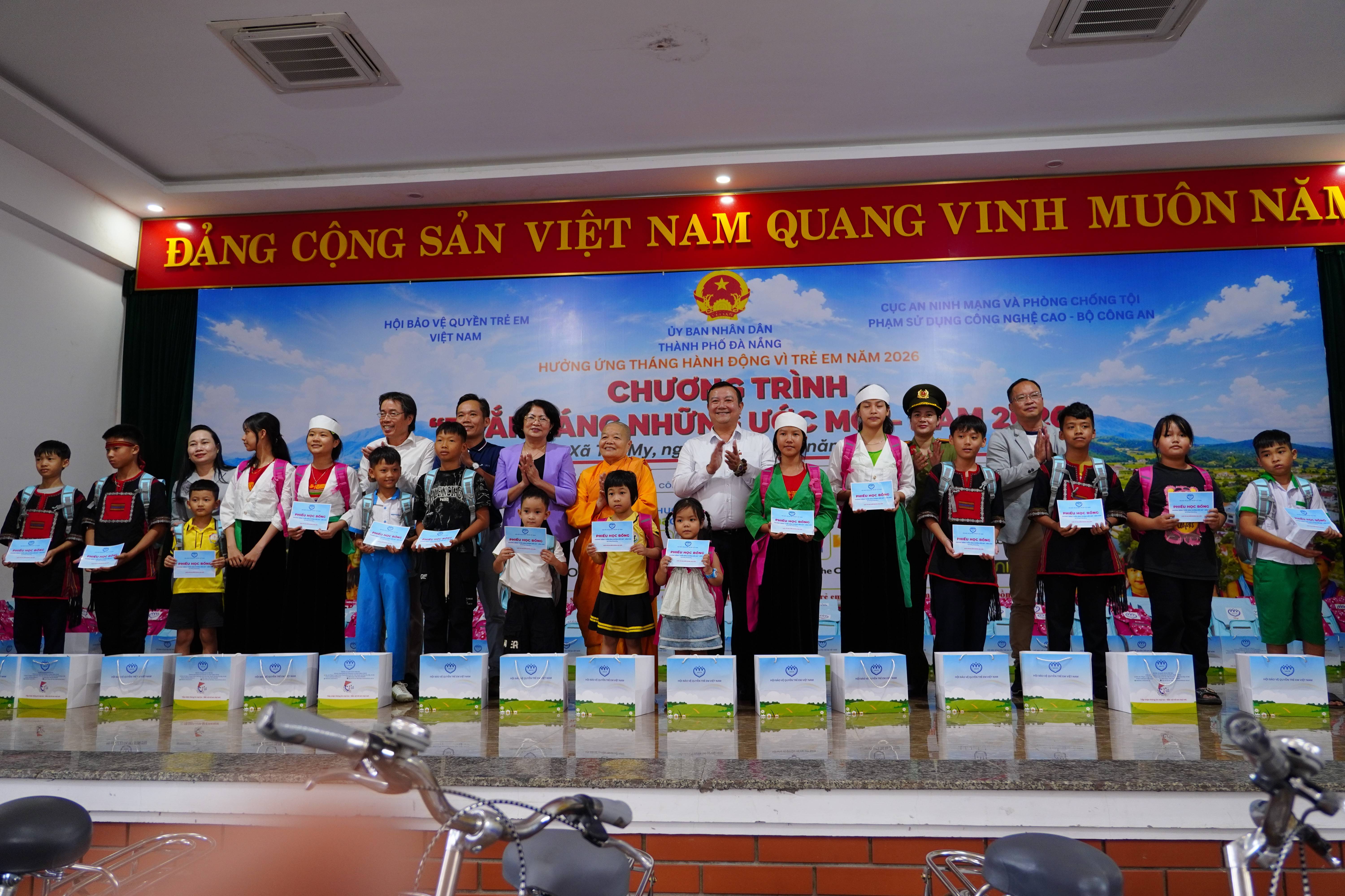“Thắp sáng những ước mơ” lan tỏa yêu thương, hỗ trợ hàng trăm trẻ em khó khăn tại Trà My, Đà Nẵng
