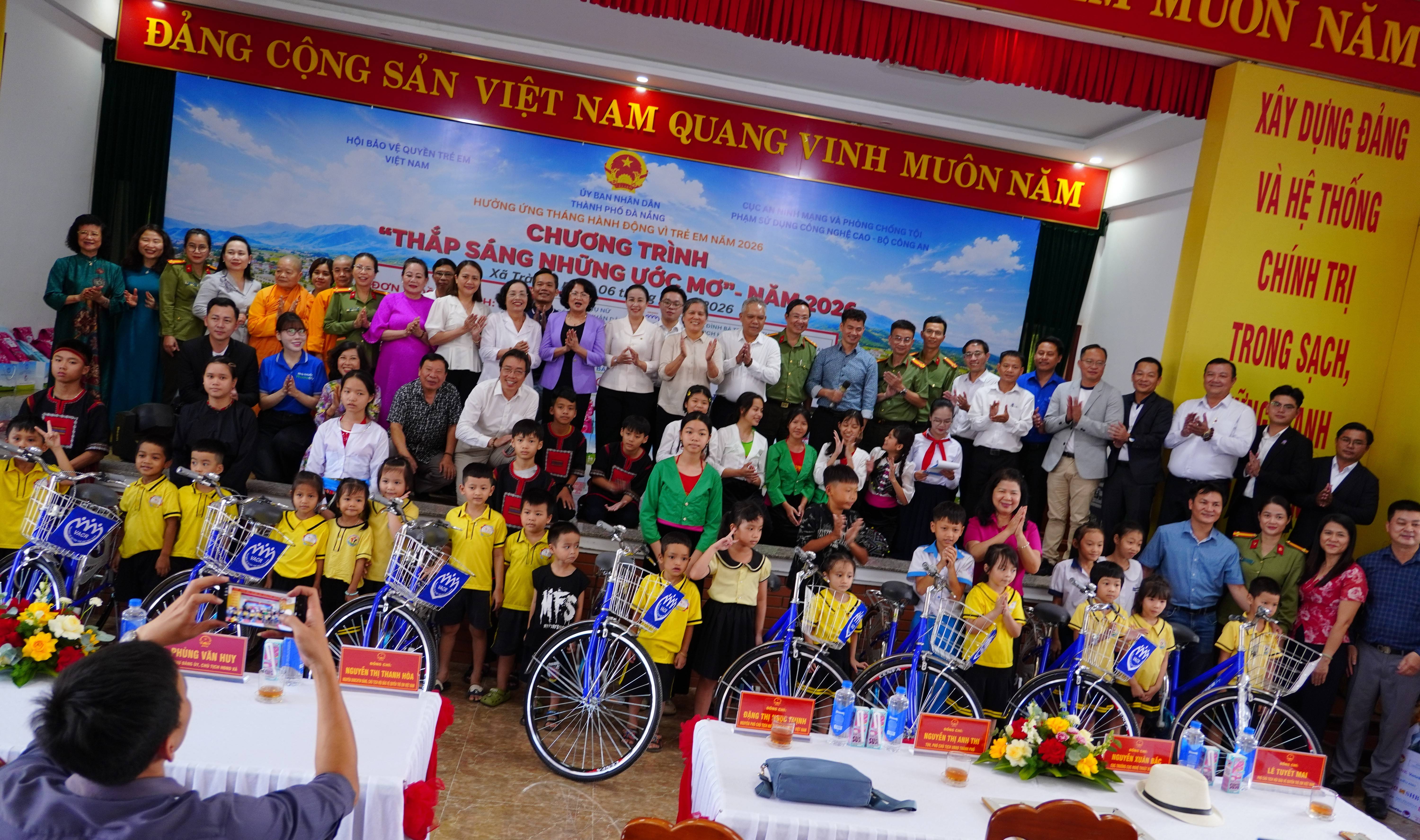“Thắp sáng những ước mơ” lan tỏa yêu thương, hỗ trợ hàng trăm trẻ em khó khăn tại Trà My, Đà Nẵng