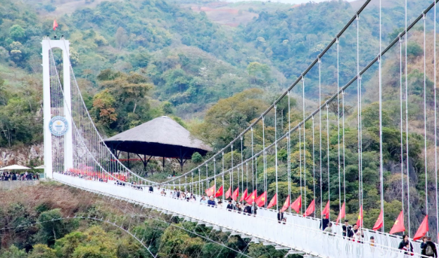 Cầu kính Bạch Long luôn thu hút du khách đến trải nghiệm