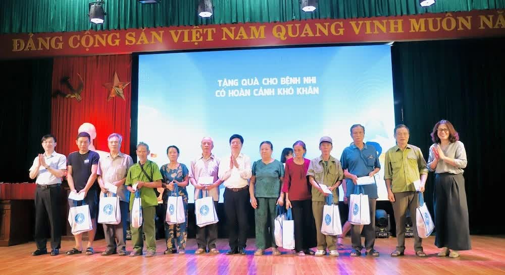 Ban Tổ chức trao quà tặng các gia đình chính sách có hoàn cảnh khó khăn.