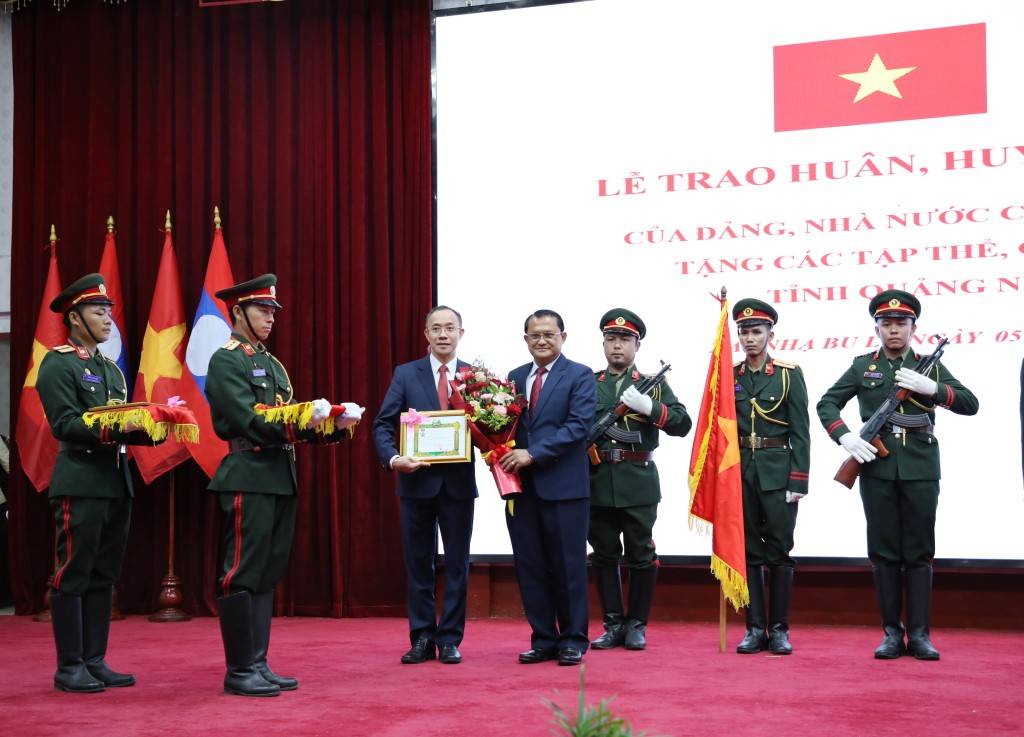Văn phòng Tỉnh ủy đón nhận Huy chương Hữu nghị của Chính phủ nước Cộng hòa Dân chủ Nhân dân Lào.